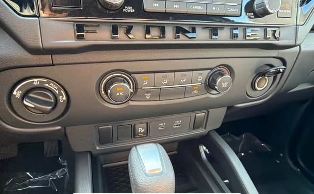 Nissan Frontier SV Crew Cab 4x4 2026 — side view