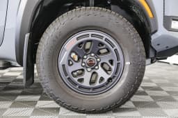 Nissan Frontier PRO-4X Crew Cab 4x4 2025 — side view