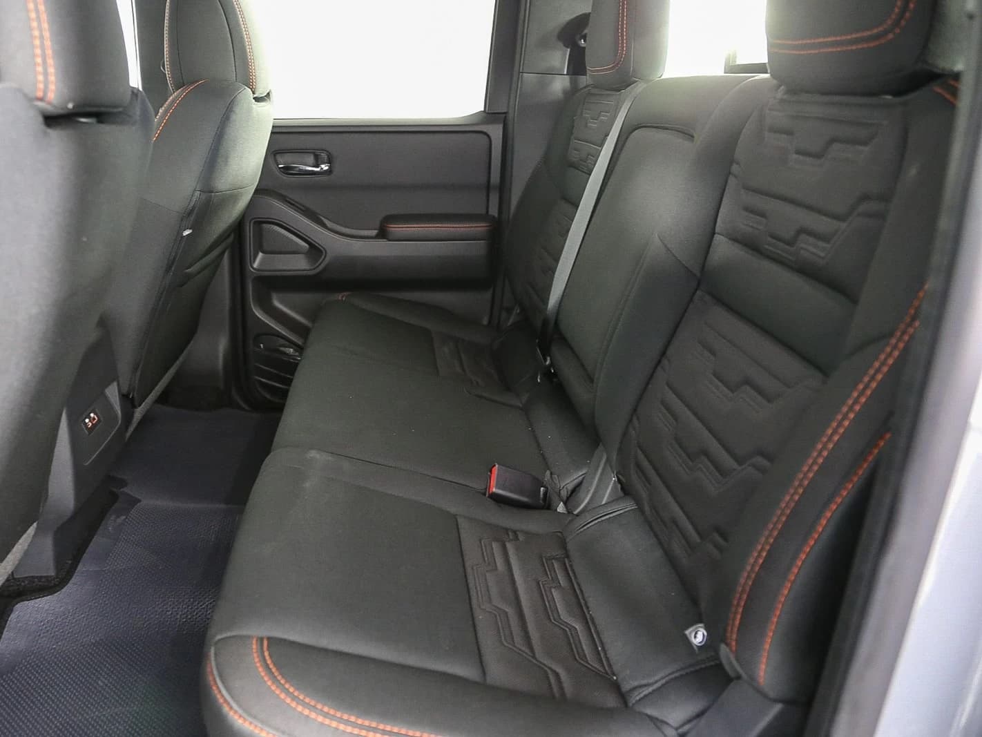 Nissan Frontier PRO-4X Crew Cab 4x4 2025 — side view