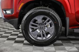 Nissan Frontier SV Crew Cab 4x4 2025 — side view