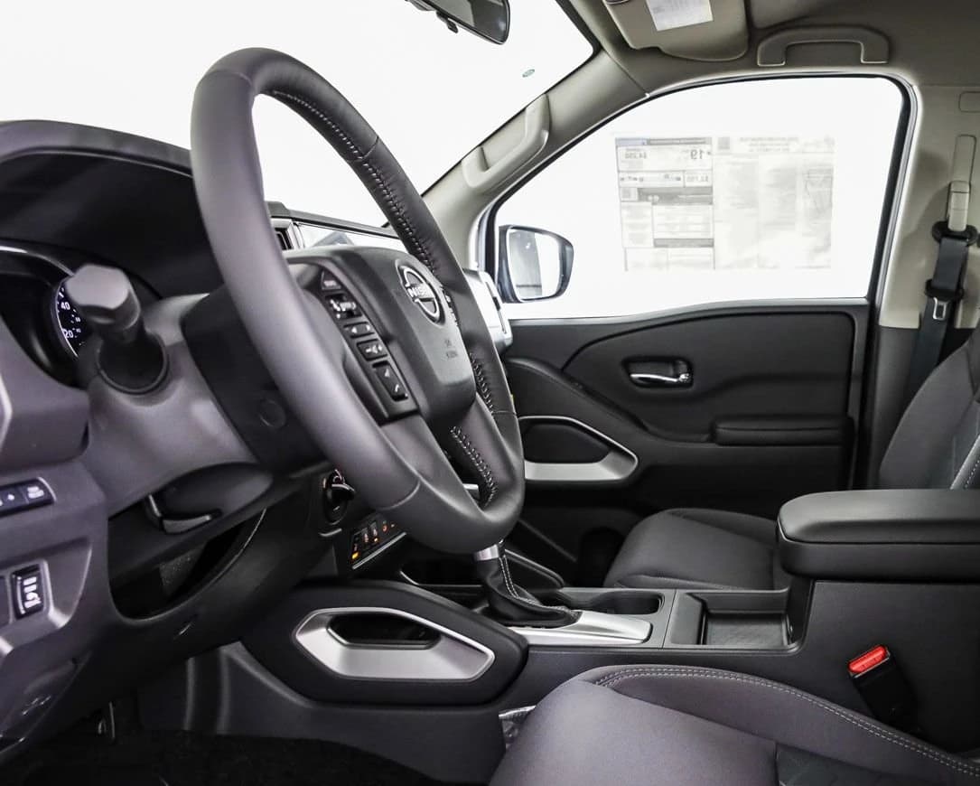 Nissan Frontier SV Crew Cab 4x4 2025 — side view