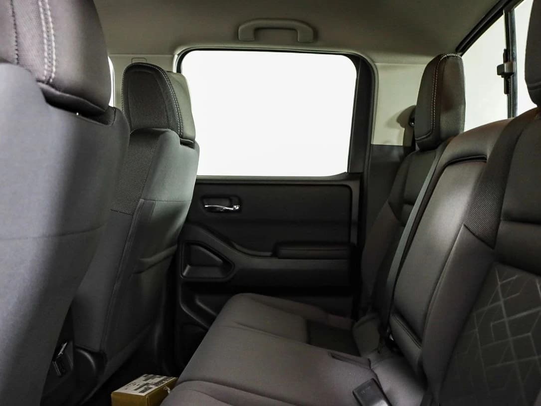 Nissan Frontier SV Crew Cab 4x4 2025 — side view