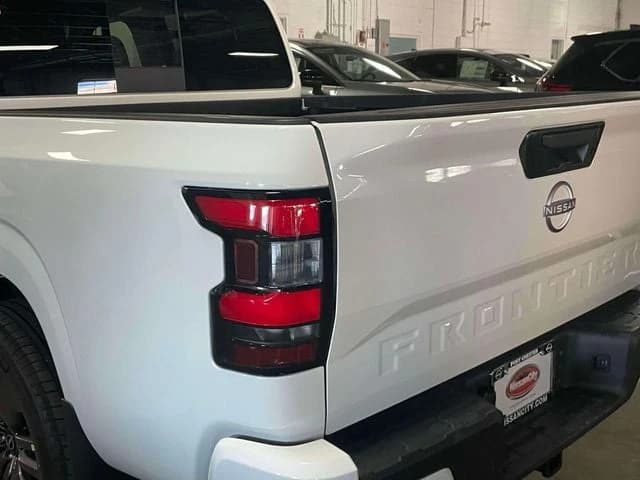 Nissan Frontier SV Crew Cab 4x4 2026 — side view