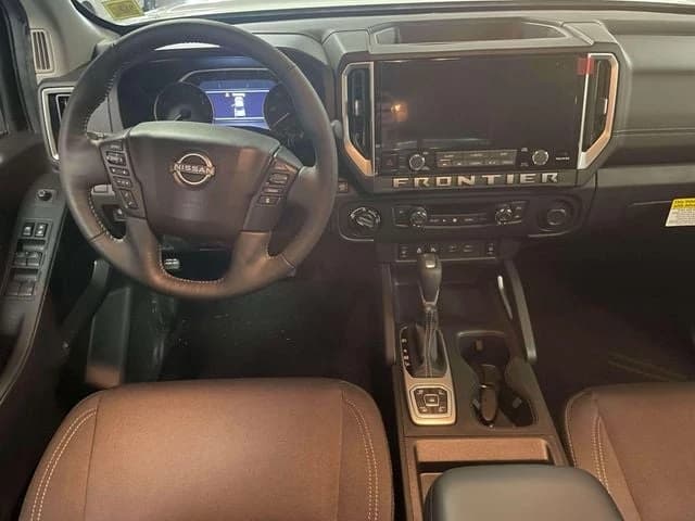 Nissan Frontier SV Crew Cab 4x4 2026 — side view