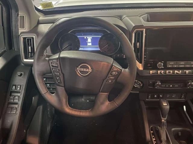 Nissan Frontier SV Crew Cab 4x4 2026 — side view