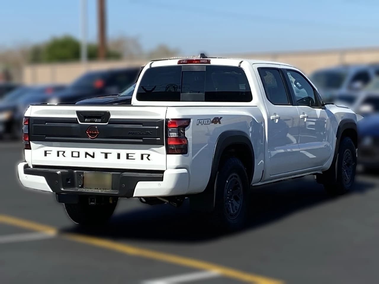 Nissan Frontier PRO-4X Crew Cab 4x4 Long Bed 2026 — side view
