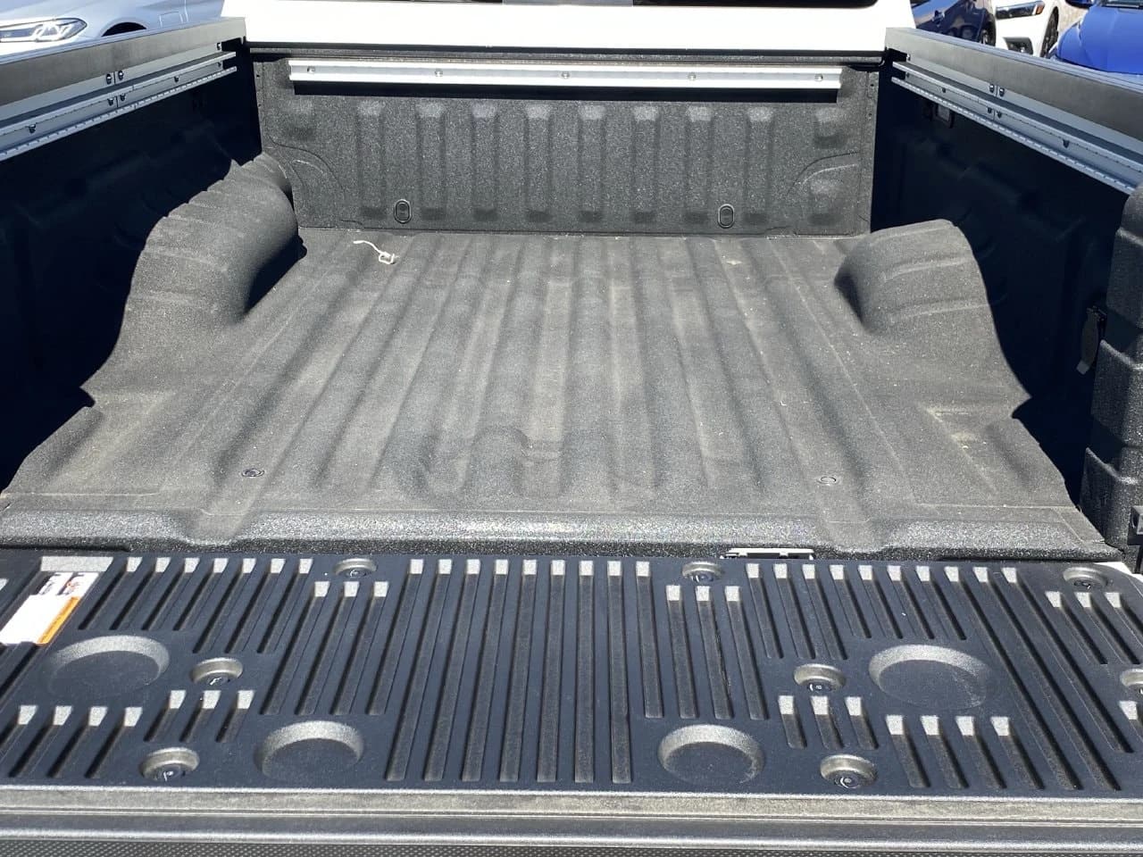 Nissan Frontier PRO-4X Crew Cab 4x4 Long Bed 2026 — side view