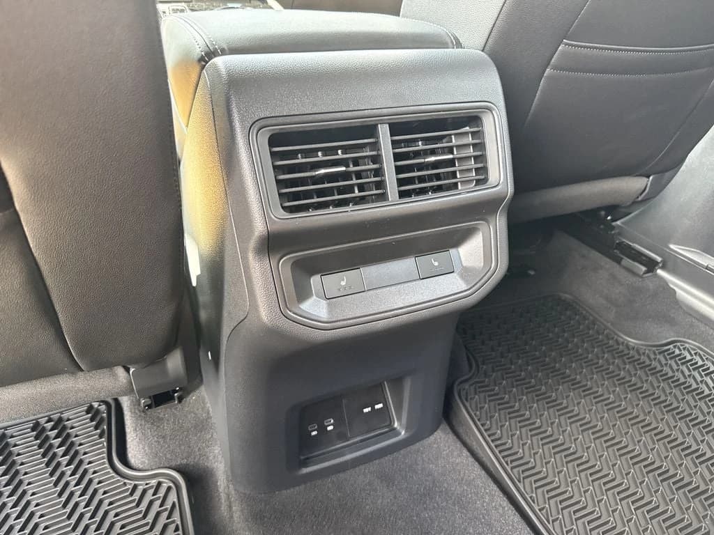 Volkswagen Atlas Cross Sport 2.0T SEL R-Line Black 4MOTION 2026 — side view