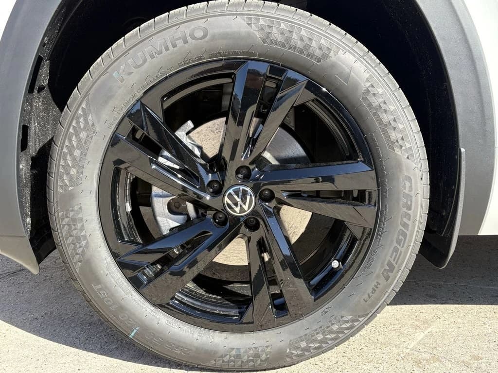 Volkswagen Atlas Cross Sport 2.0T SEL R-Line Black 4MOTION 2026 — side view