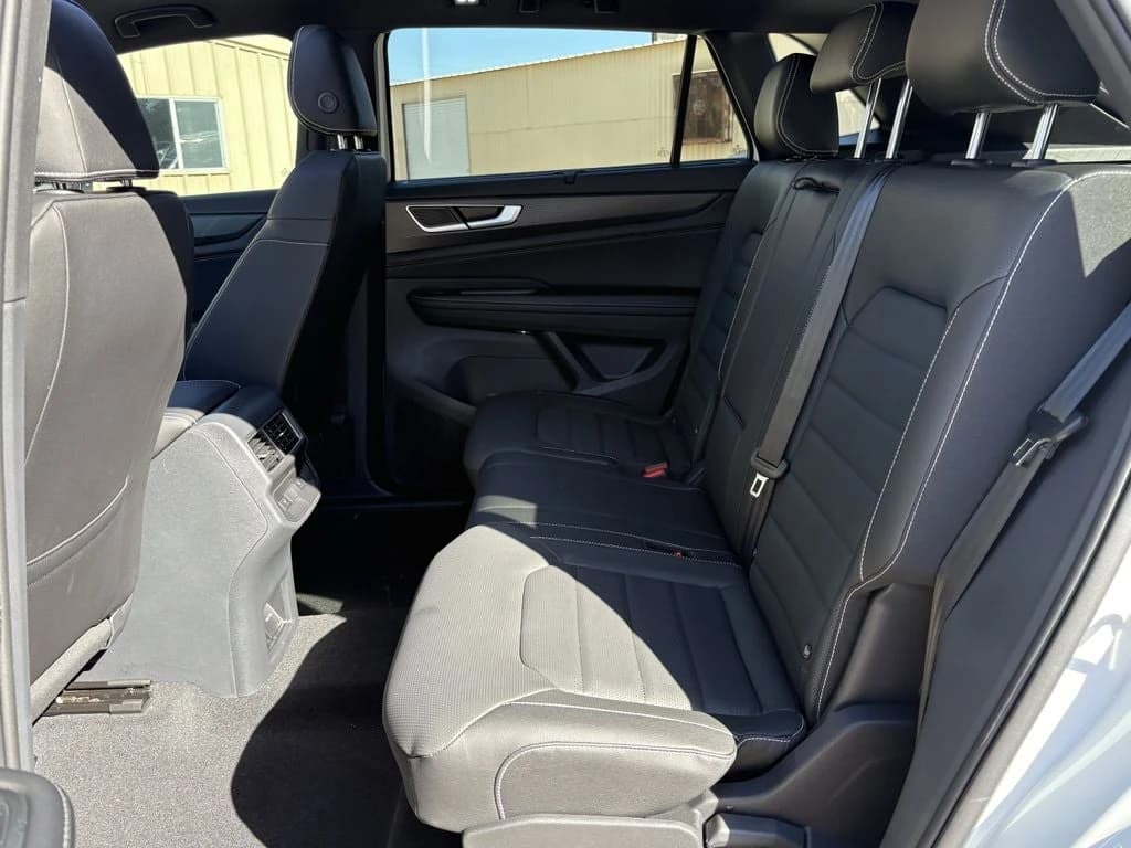 Volkswagen Atlas Cross Sport 2.0T SEL R-Line Black 4MOTION 2026 — side view