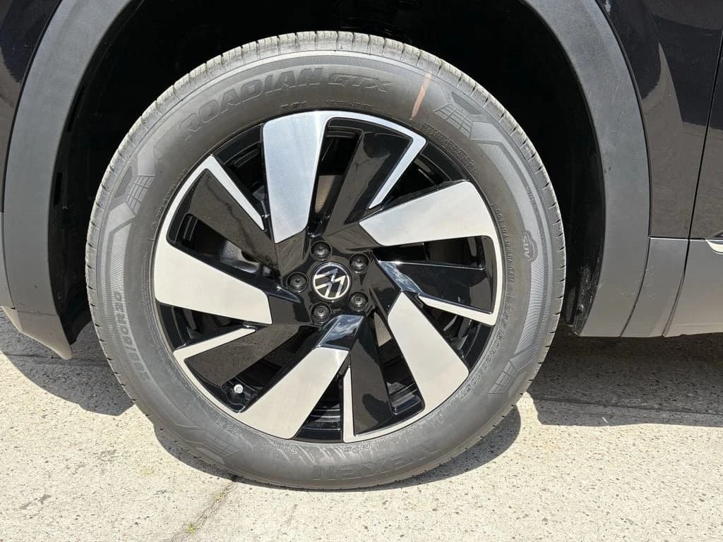 Volkswagen Atlas Cross Sport 2.0T SEL 4MOTION 2026 — side view