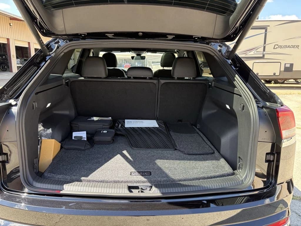 Volkswagen Atlas Cross Sport 2.0T SEL 4MOTION 2026 — side view