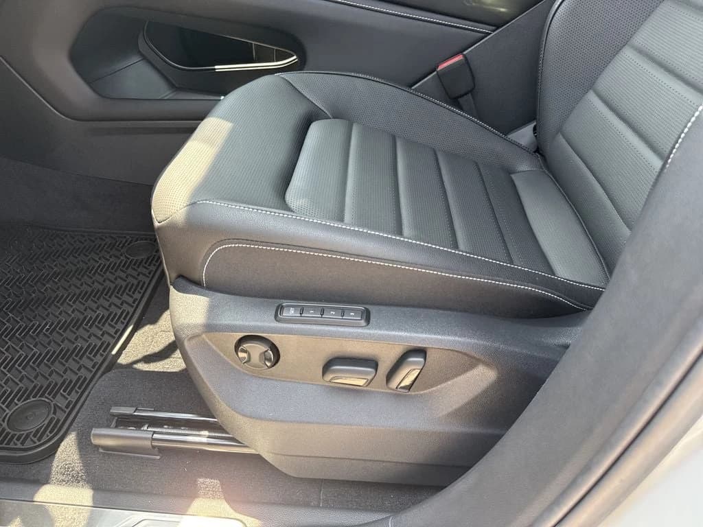 Volkswagen Atlas Cross Sport 2.0T SEL 4MOTION 2026 — side view