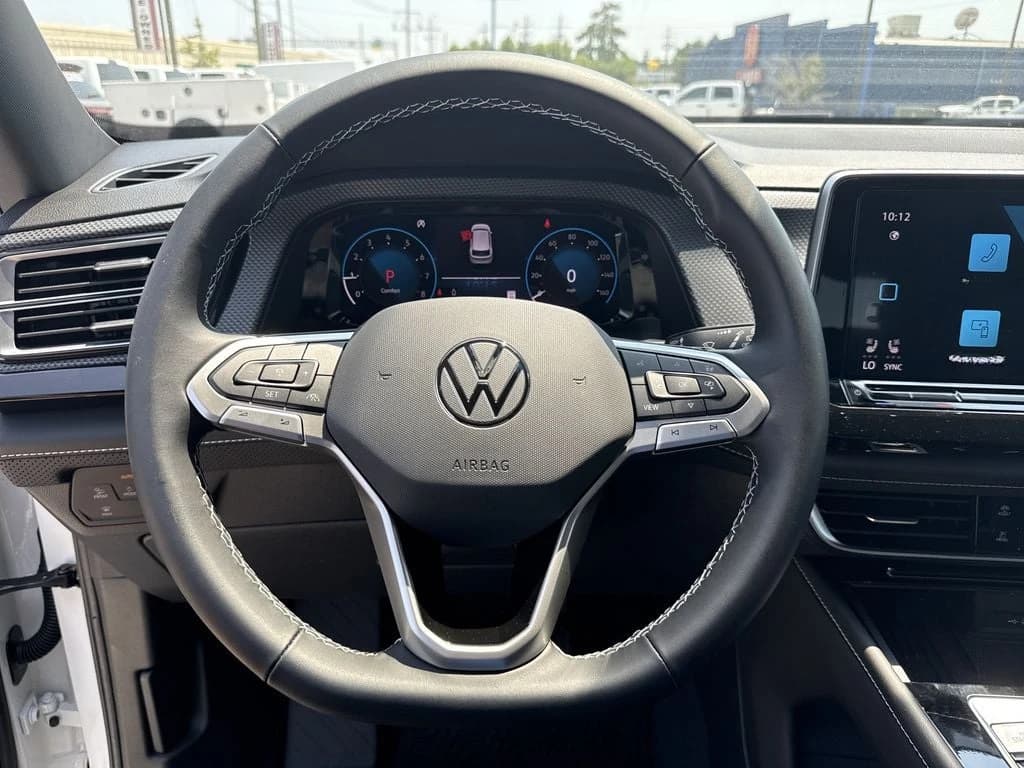 Volkswagen Atlas Cross Sport 2.0T SEL 4MOTION 2026 — side view