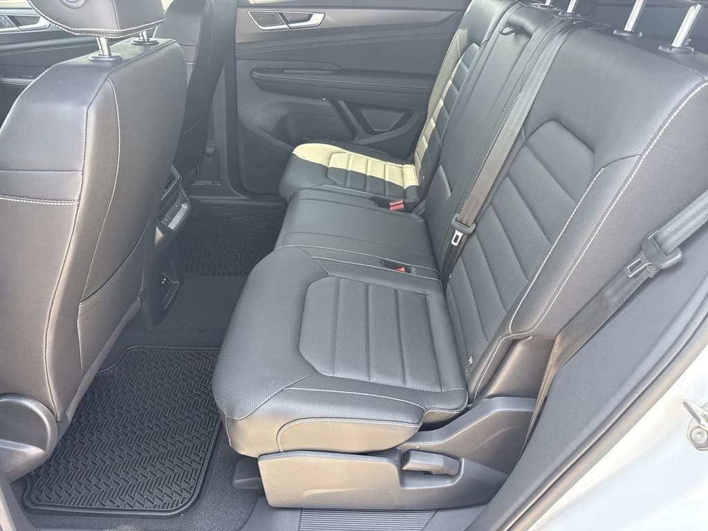 Volkswagen Atlas Cross Sport 2.0T SEL 4MOTION 2026 — side view