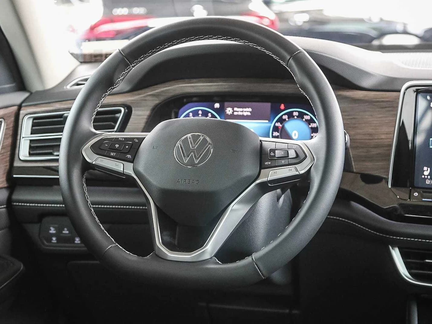 Volkswagen Atlas 2.0T SEL 4MOTION 2025 — side view