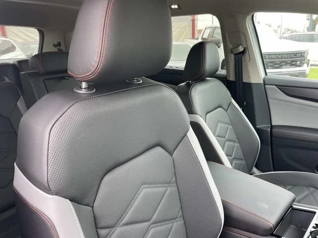 Volkswagen Atlas 2.0T Peak Edition 4MOTION 2026 — side view