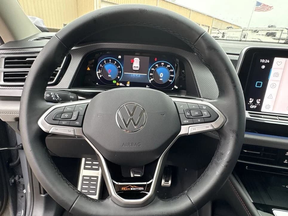 Volkswagen Atlas 2.0T Peak Edition 4MOTION 2026 — side view
