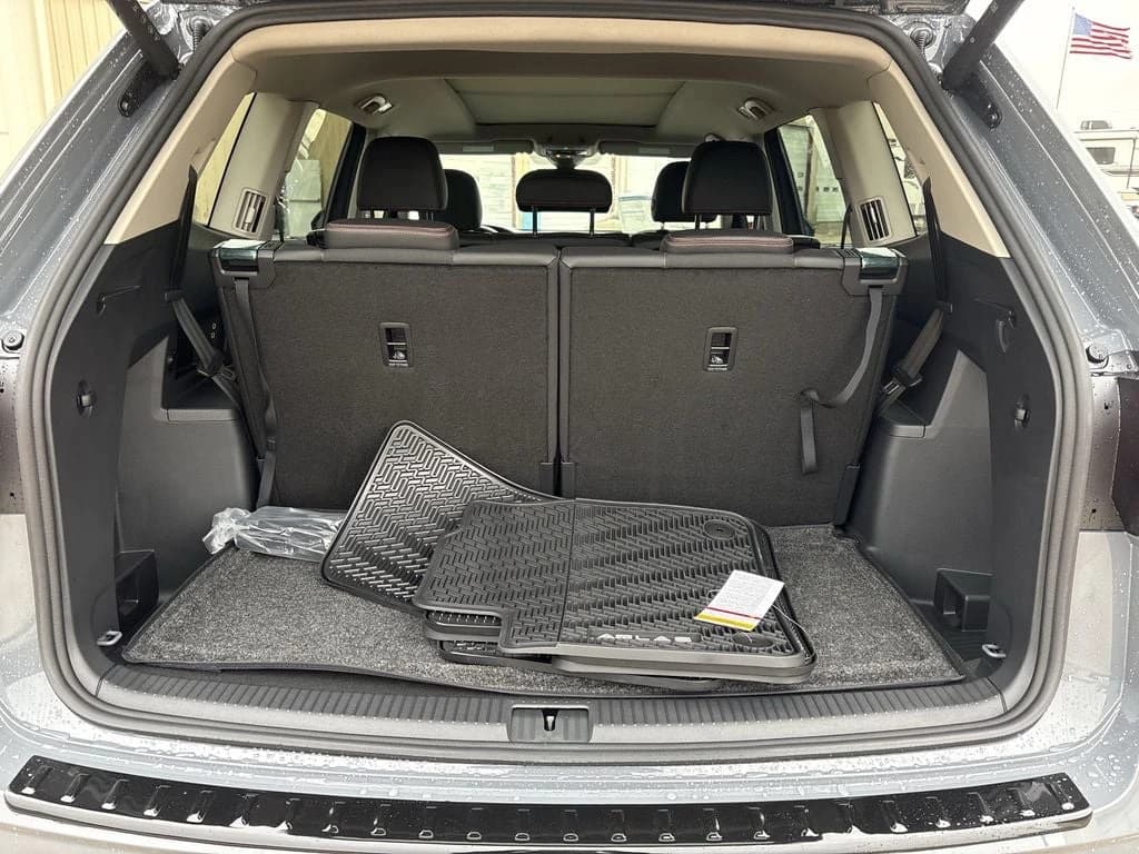 Volkswagen Atlas 2.0T Peak Edition 4MOTION 2026 — side view