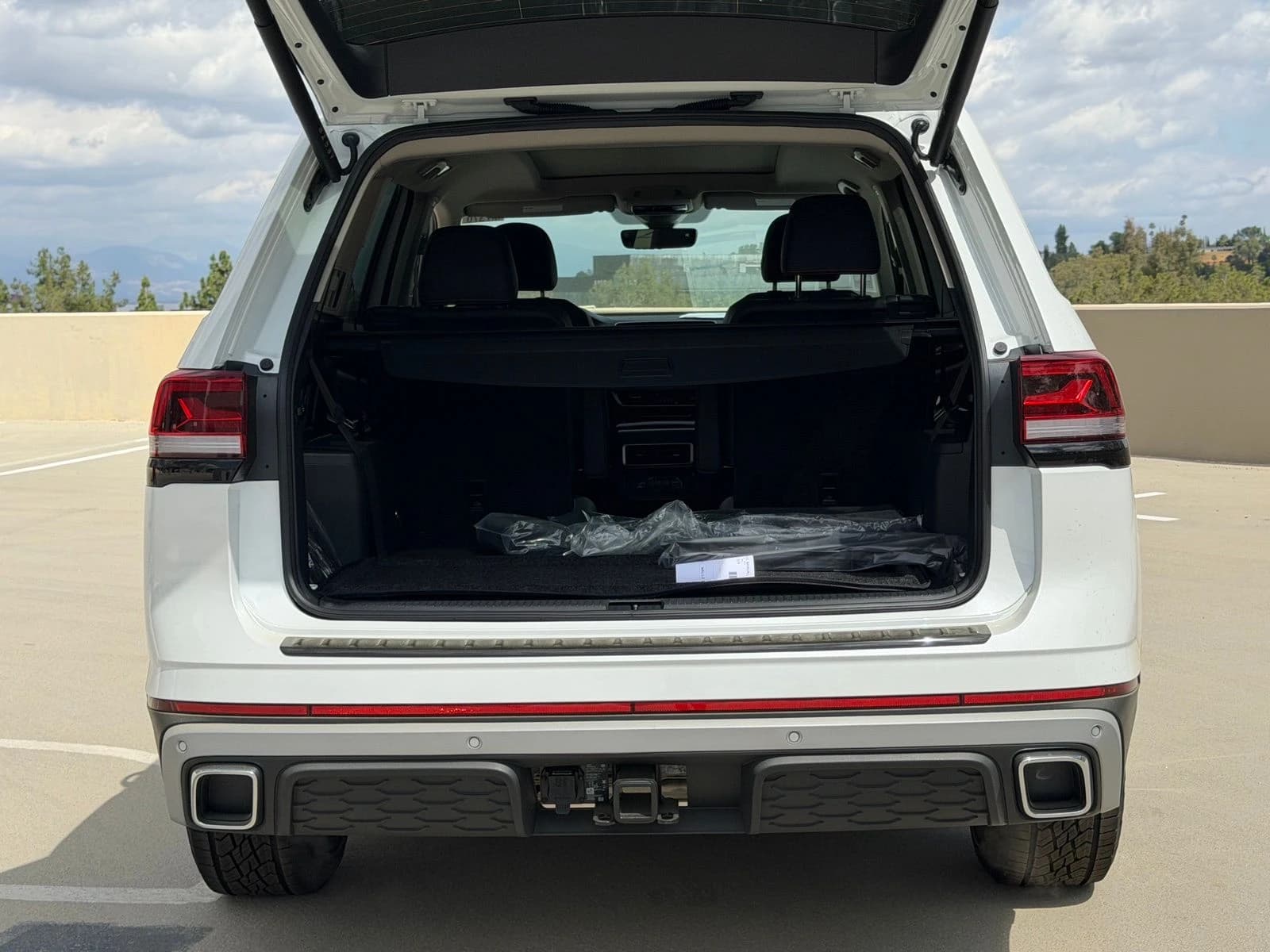 Volkswagen Atlas 2.0T Peak Edition 4MOTION 2026 — side view