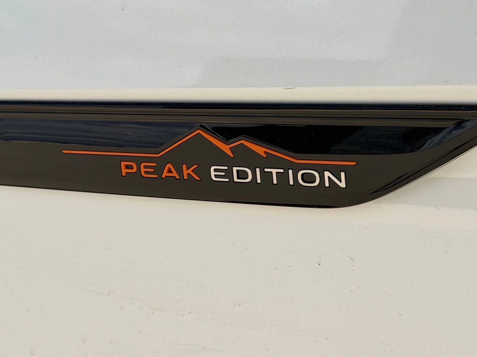 Volkswagen Atlas 2.0T Peak Edition 4MOTION 2026 — side view