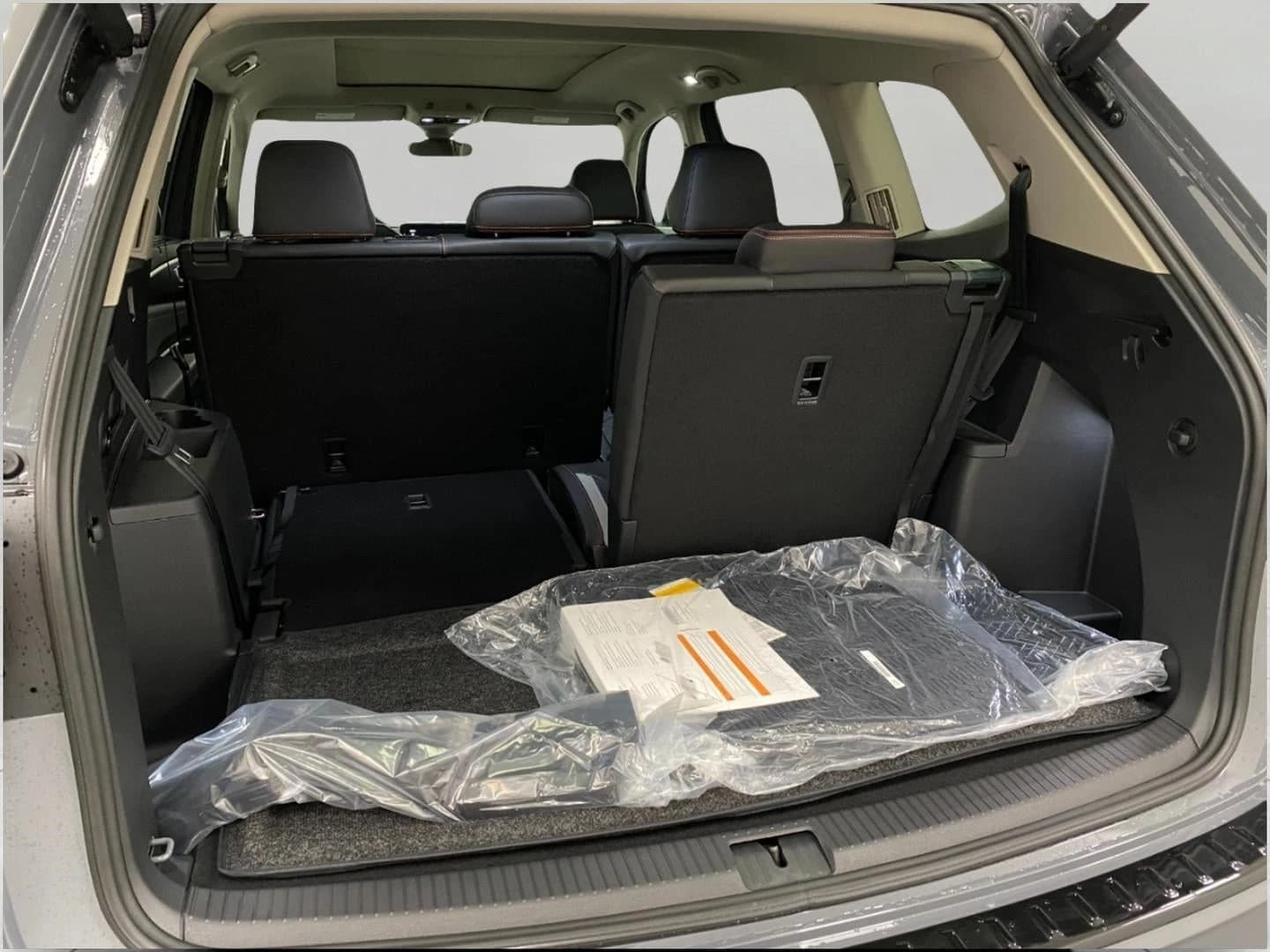 Volkswagen Atlas 2.0T Peak Edition 4MOTION 2026 — side view