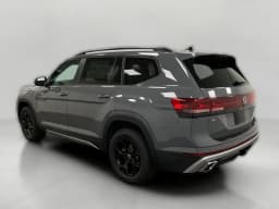 Volkswagen Atlas 2.0T Peak Edition 4MOTION 2026 — side view
