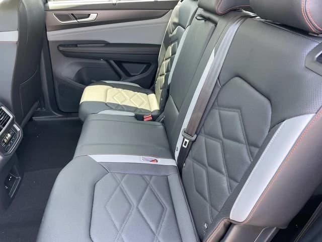Volkswagen Atlas 2.0T Peak Edition 4MOTION 2026 — side view