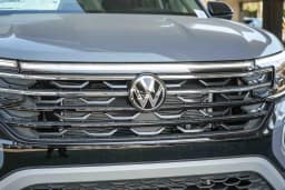 Volkswagen Atlas 2.0T Peak Edition 4MOTION 2026 — side view