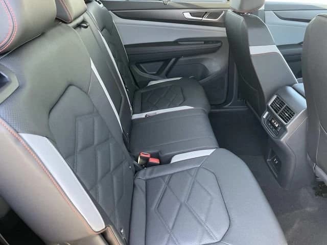 Volkswagen Atlas 2.0T Peak Edition 4MOTION 2026 — side view
