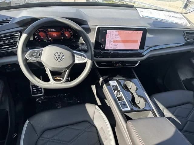 Volkswagen Atlas 2.0T Peak Edition 4MOTION 2026 — side view