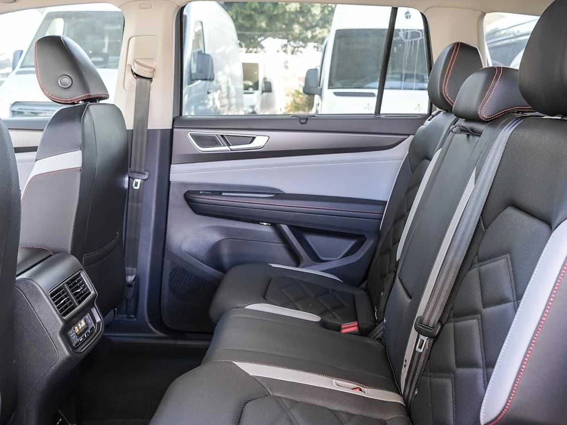 Volkswagen Atlas 2.0T Peak Edition 4MOTION 2026 — side view