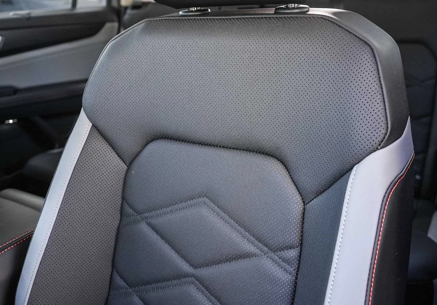 Volkswagen Atlas 2.0T Peak Edition 4MOTION 2026 — side view