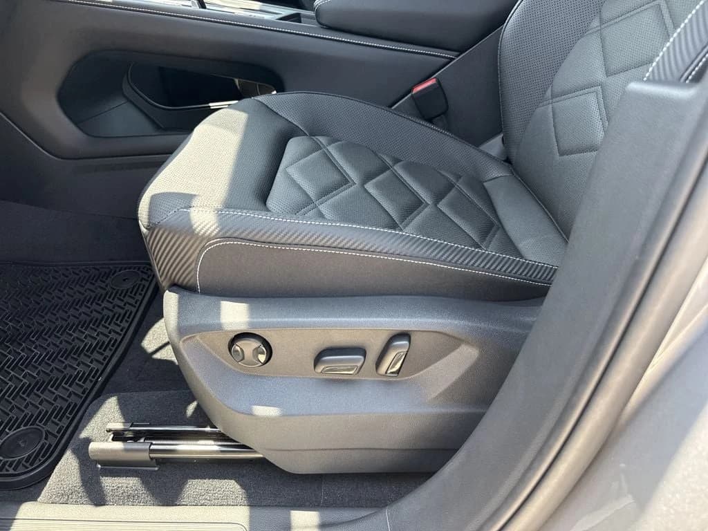 Volkswagen Atlas Cross Sport 2.0T SE FWD 2026 — side view