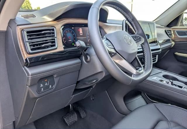 Volkswagen Atlas 2.0T SE FWD 2026 — side view