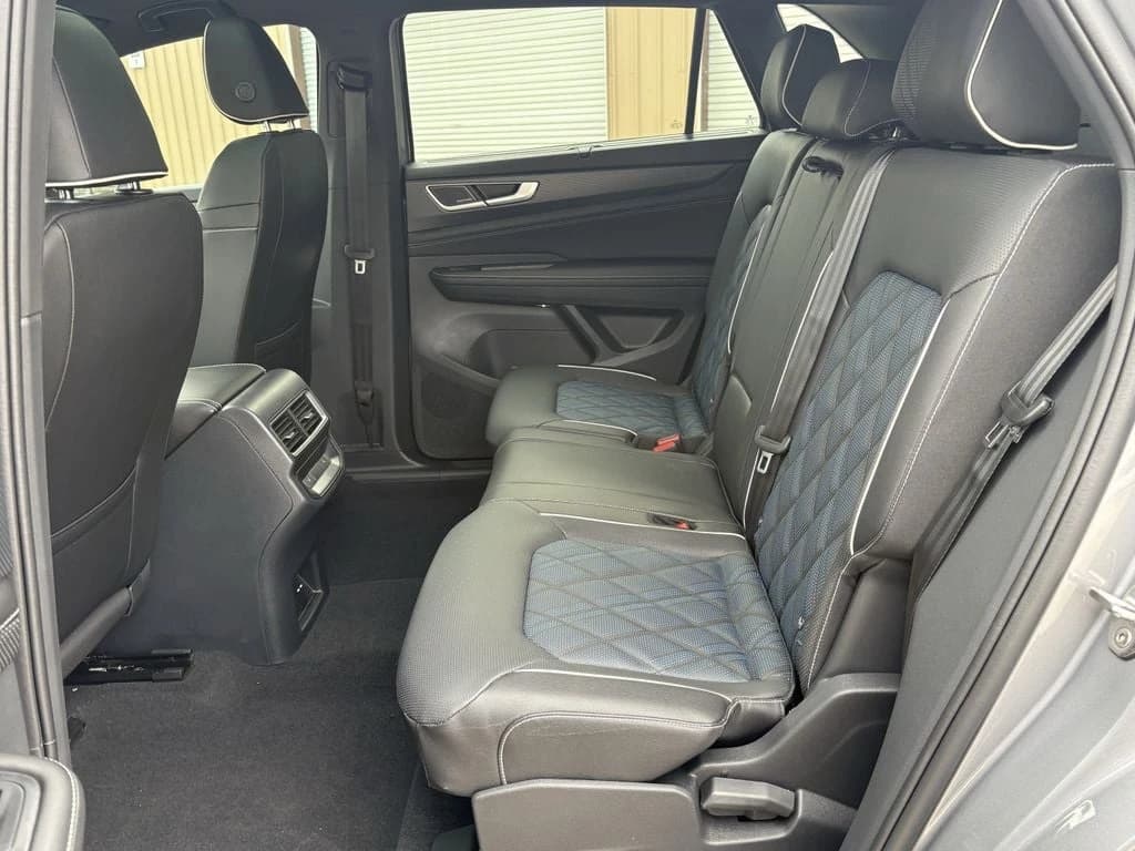 Volkswagen Atlas Cross Sport 2.0T SEL Premium R-Line 4MOTION 2026 — side view