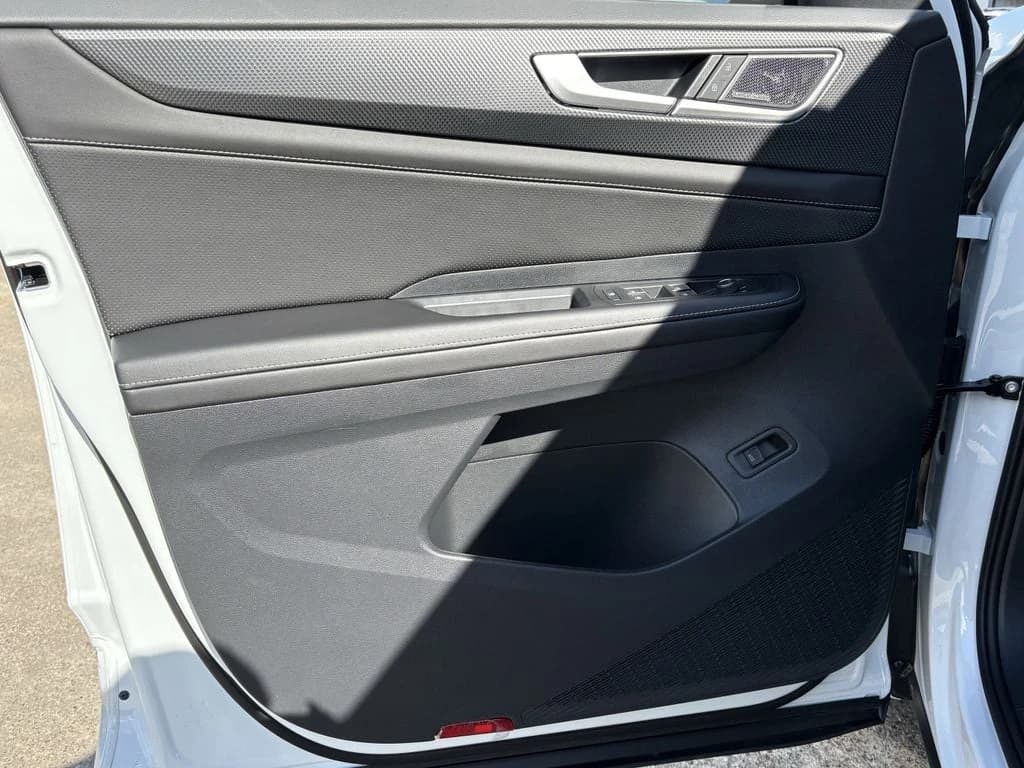 Volkswagen Atlas Cross Sport 2.0T SEL Premium R-Line 4MOTION 2026 — side view