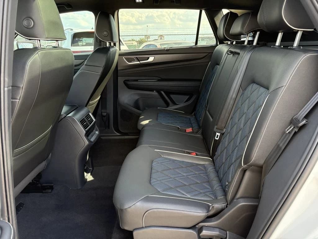 Volkswagen Atlas Cross Sport 2.0T SEL Premium R-Line 4MOTION 2026 — side view