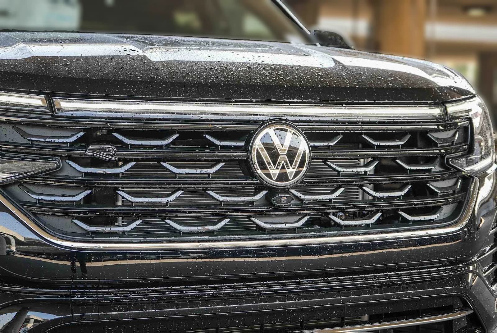 Volkswagen Atlas Cross Sport 2.0T SEL Premium R-Line 4MOTION 2026 — side view