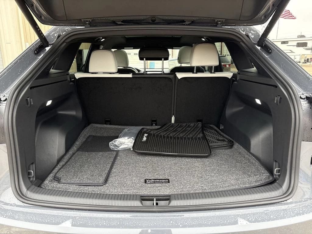 Volkswagen Atlas Cross Sport 2.0T SEL Premium R-Line 4MOTION 2026 — side view
