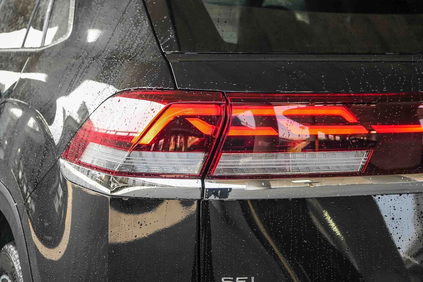 Volkswagen Atlas Cross Sport 2.0T SEL Premium R-Line 4MOTION 2026 — side view