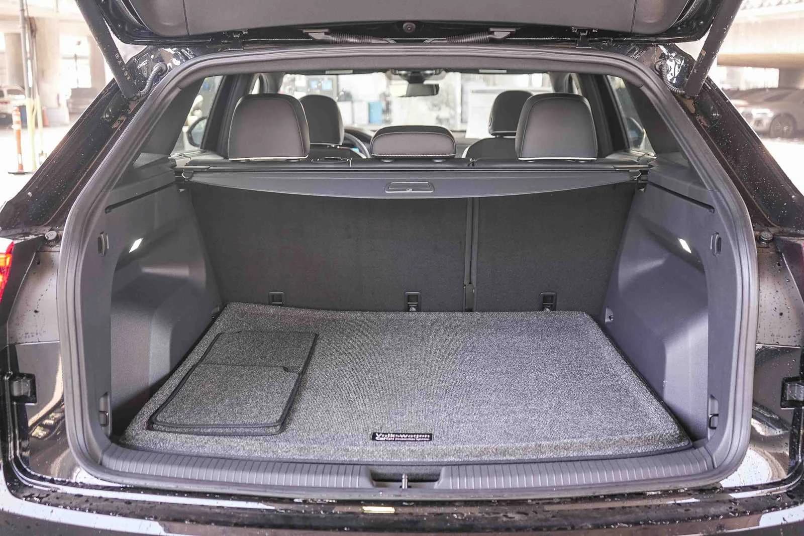 Volkswagen Atlas Cross Sport 2.0T SEL Premium R-Line 4MOTION 2026 — side view
