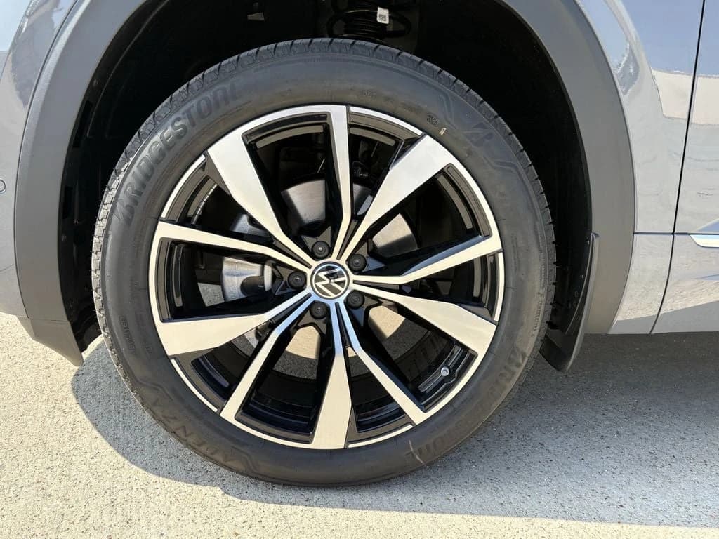 Volkswagen Atlas Cross Sport 2.0T SEL Premium R-Line 4MOTION 2026 — side view