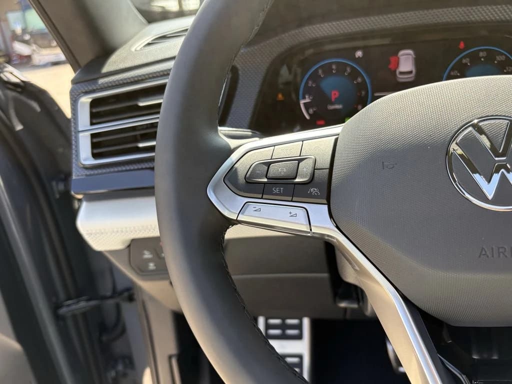 Volkswagen Atlas Cross Sport 2.0T SEL Premium R-Line 4MOTION 2026 — side view