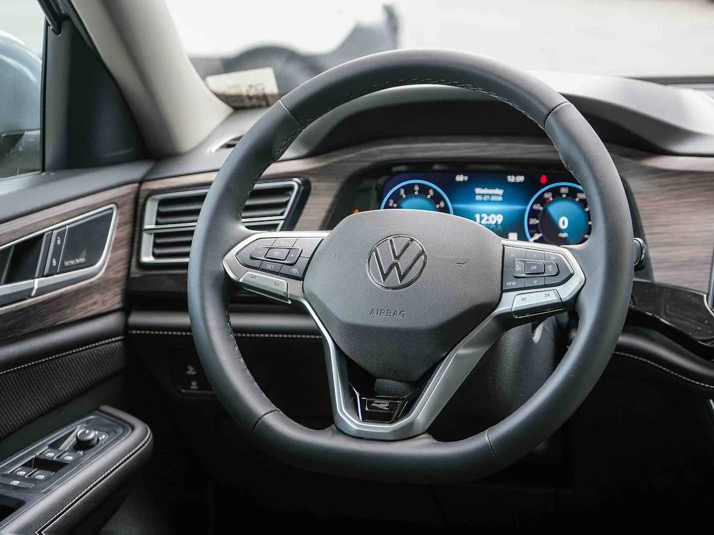 Volkswagen Atlas 2.0T SEL Premium R-Line 4MOTION 2026 — side view