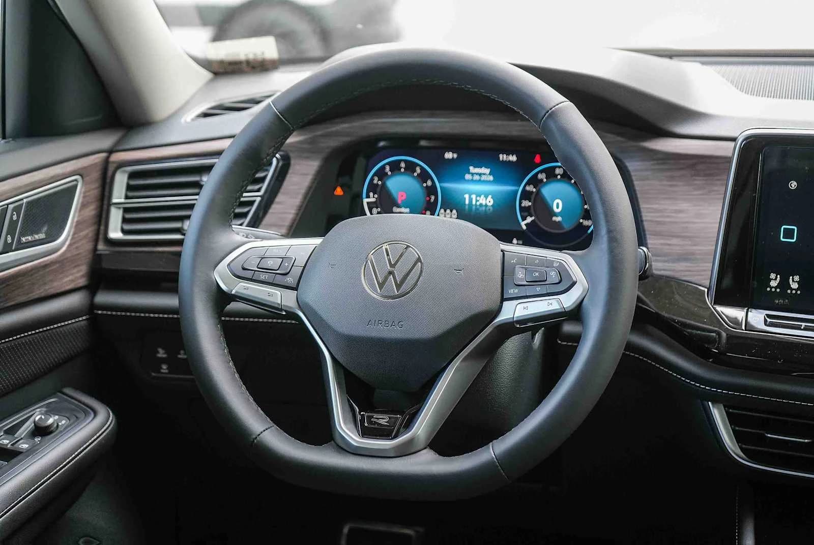 Volkswagen Atlas 2.0T SEL Premium R-Line 4MOTION 2026 — side view