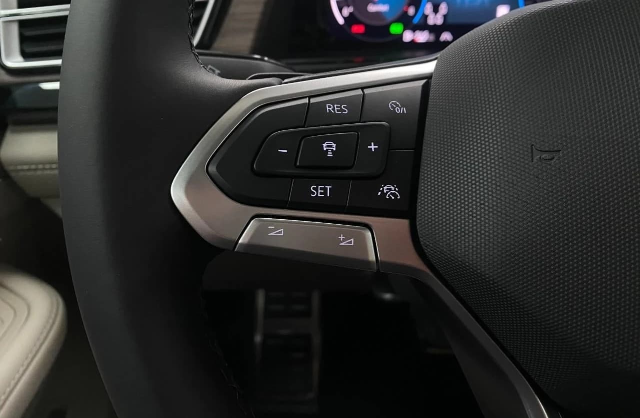 Volkswagen Atlas 2.0T SEL Premium R-Line 4MOTION 2026 — side view