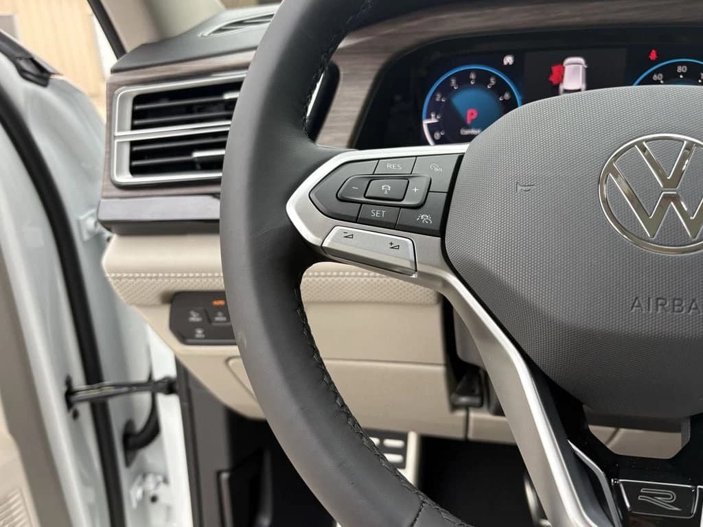 Volkswagen Atlas 2.0T SEL Premium R-Line 4MOTION 2026 — side view