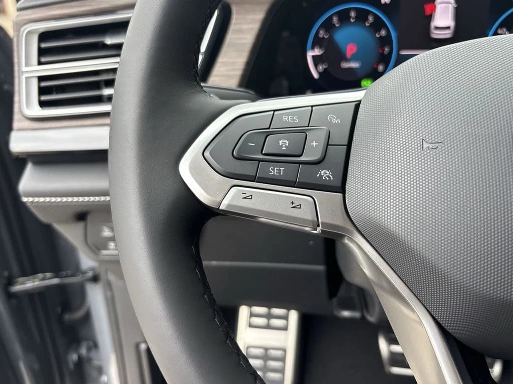Volkswagen Atlas 2.0T SEL Premium R-Line 4MOTION 2026 — side view