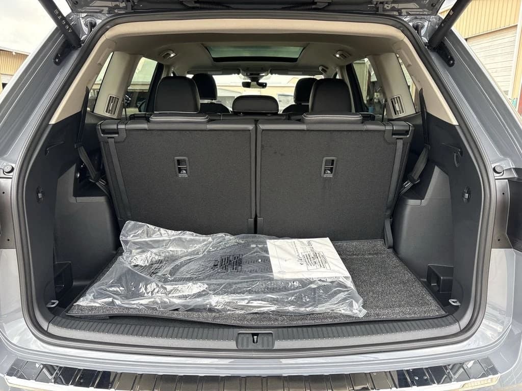 Volkswagen Atlas 2.0T SEL Premium R-Line 4MOTION 2026 — side view